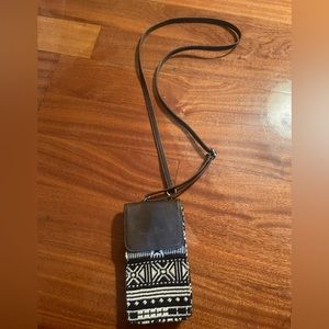 Thirty One Crossbody Phone Purse. This style is discontinued.Black and White!